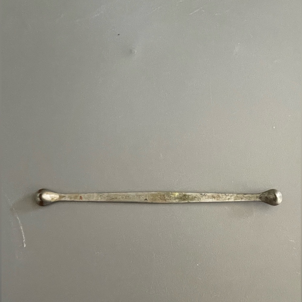 Antique caulk mix-miser for synthetic porcelain